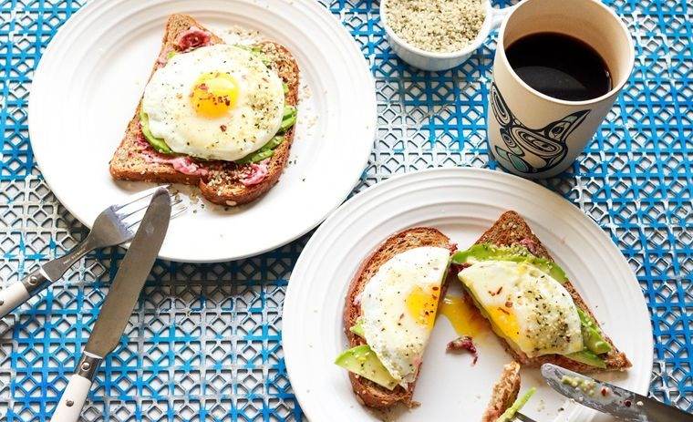 ideas para desayunos tostadas aguacate huevo