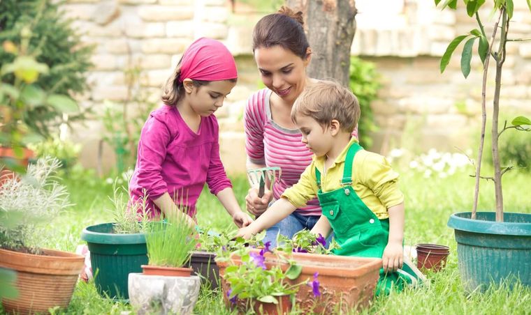 jardinería niños con adultos