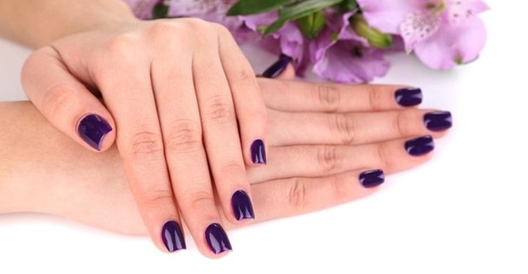 manicura elegante color purpura