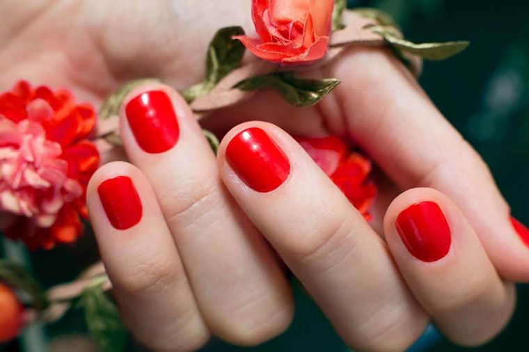 manicura elegante uñas rojas