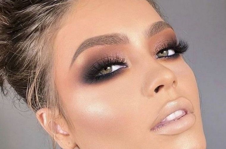 maquillaje delineador ahumado