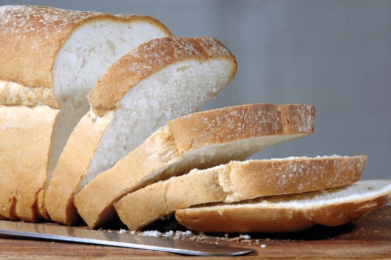 alimentos que envejecen la piel pan blanco