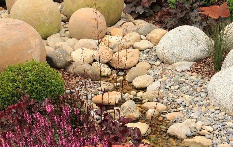 jardín de rocalla diseño con diferentes rocas