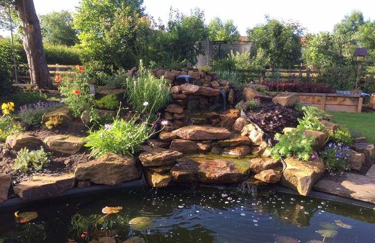 jardín de rocalla diseño con estanque