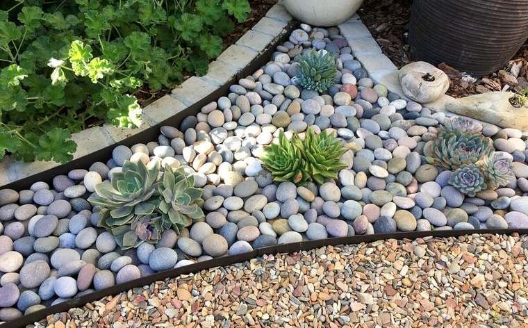 piedras decorativas diseño sencillo en jardin