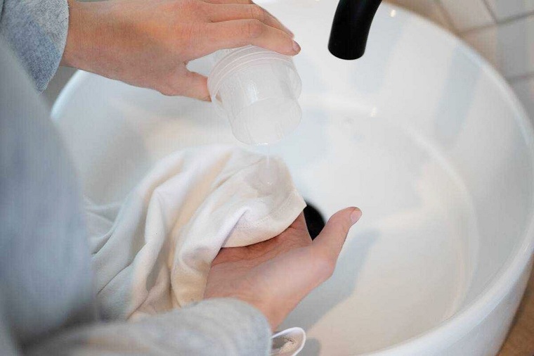 Cómo quitar manchas de óxido en la ropa detergente