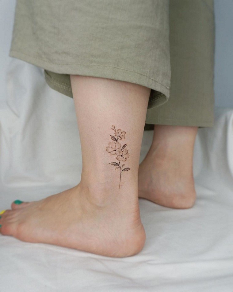 Tatuajes-pequenos-mujeres-2021-flores