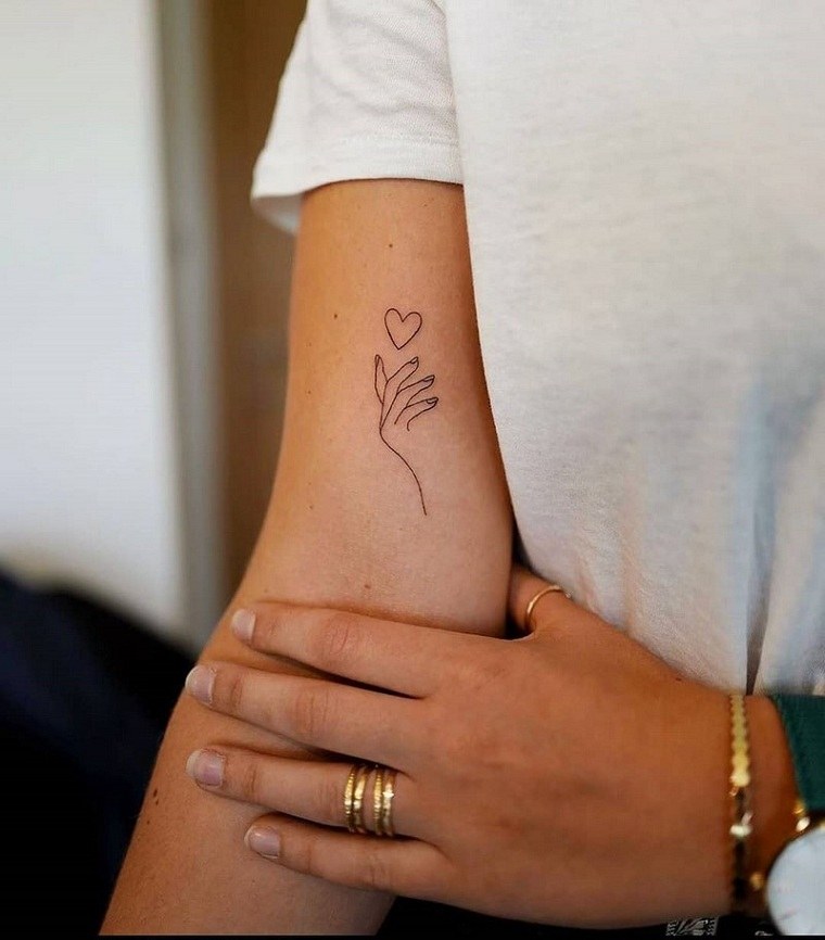 Tatuajes-pequenos-para-mujeres-2021-mano-corazon