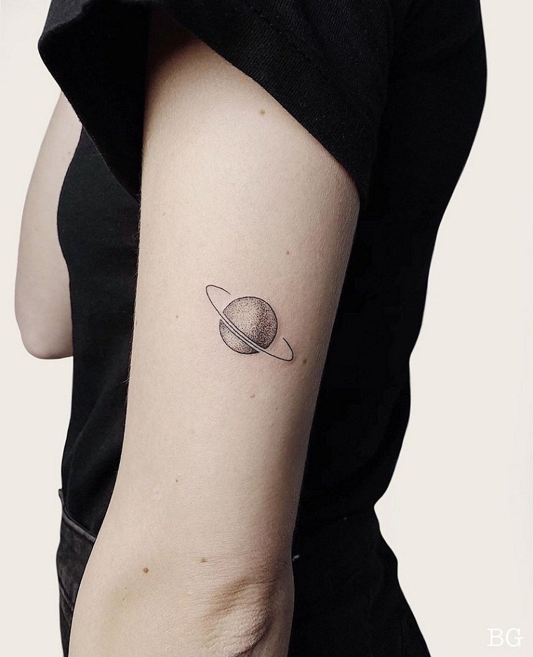 Tatuajes-pequenos-para-mujeres-2021-planetas