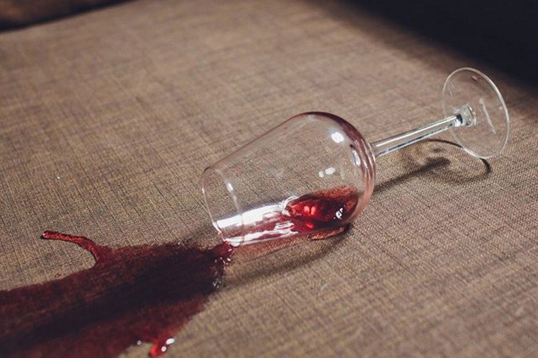 Cómo quitar manchas de vino-muebles