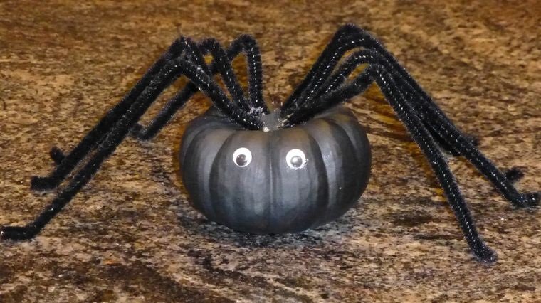 decoración de halloween araña de calabaza