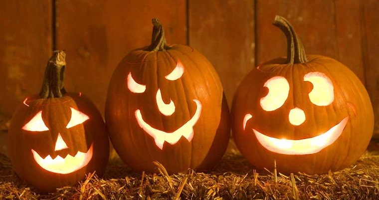 decoración de halloween calabazas talladas