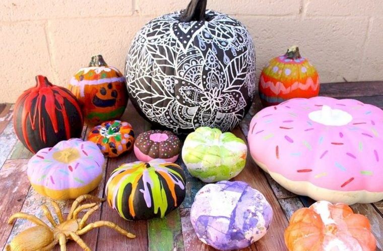 decoración de halloween con diferentes diseños pintados