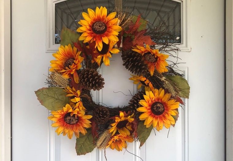 decoración otoño corona con flores falsas