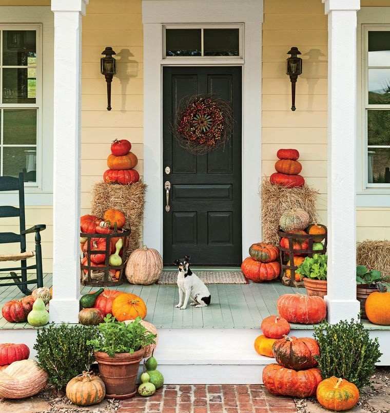 decoración otoño entrada con calabazas