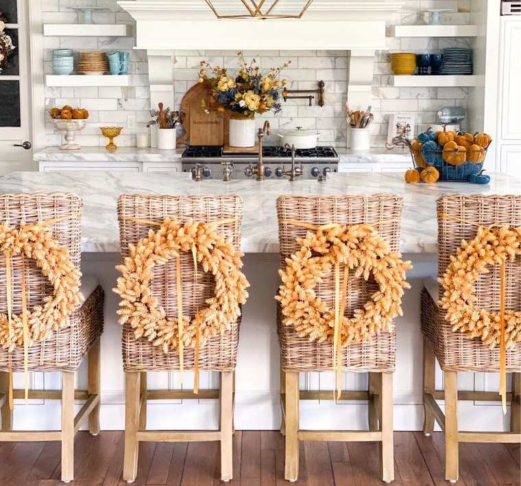 decoración otoño para sillas de cocina