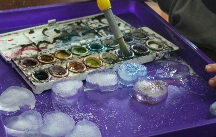 ideas creativas sensoriales pintar hielo