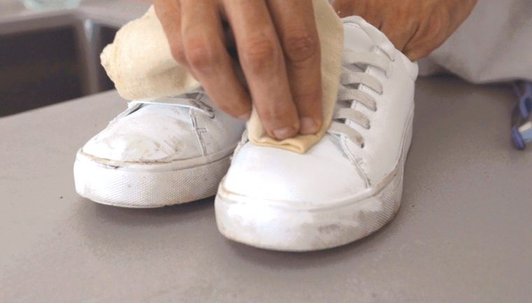 zapatos blancos de cuero sintetico limpieza