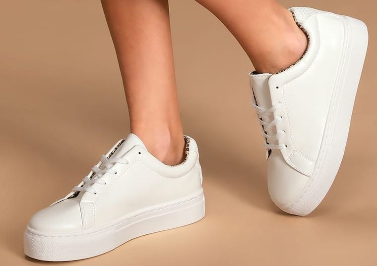 zapatos blancos de cuero sintetico