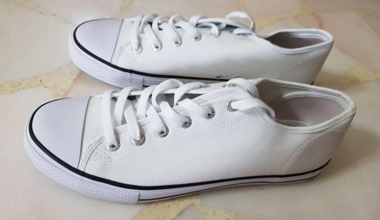 zapatos blancos de lona
