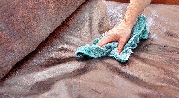 Como-limpiar-sofa-de-cuero-polvo