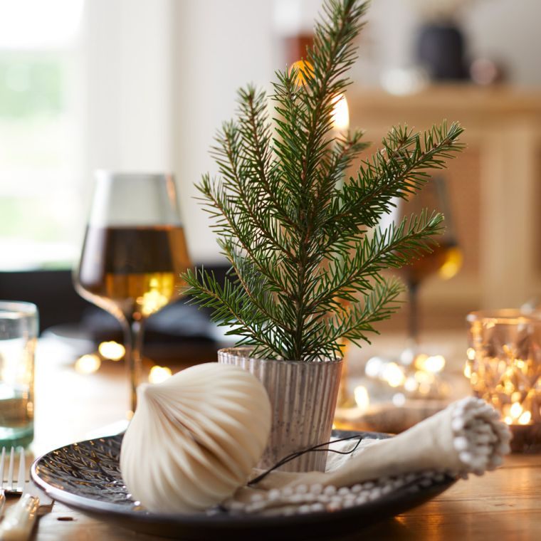 arbol-navideno-decorando-mesa