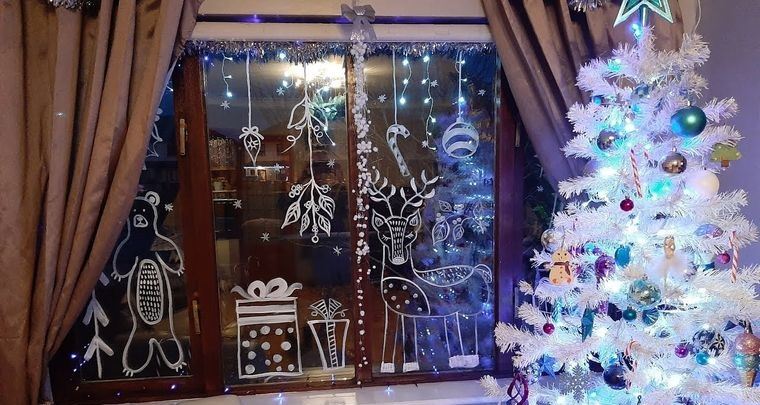 decoración navideña en las ventanas