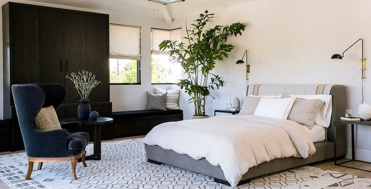 dormitorio decorado con plantas de interior