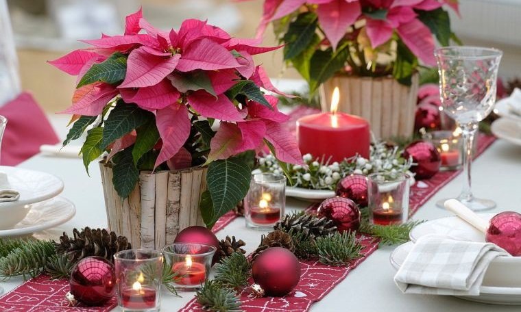 mesa navideña con flores alegres