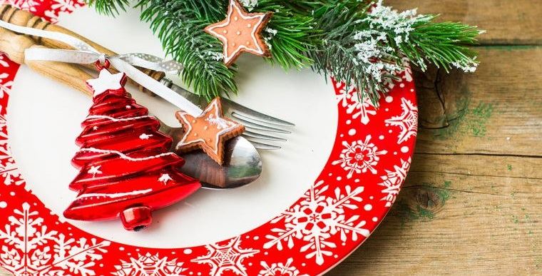 mesa navideña con vajilla festiva