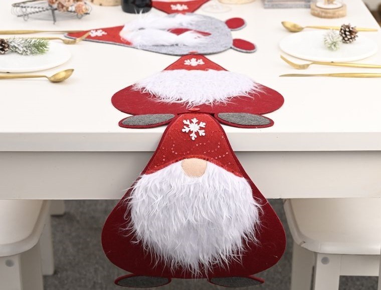 mesa navideña decorada con creatividad