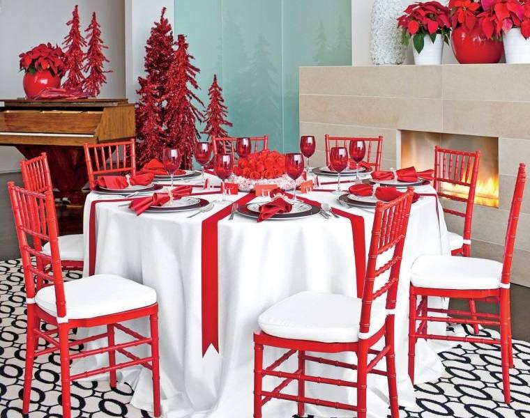mesa navideña en blanco con rojo