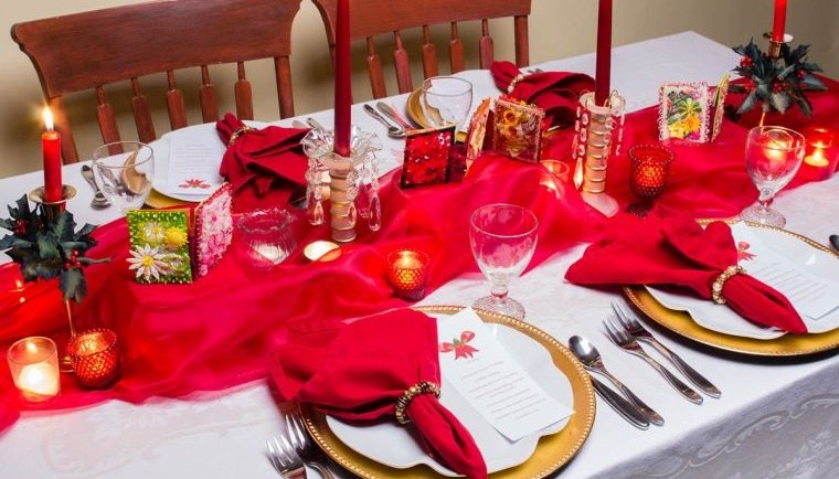 mesa navideña en color rojo
