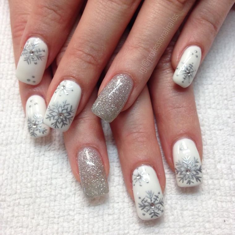model-art-nails-color-white-flakes