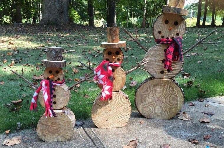 muñecos de nieve con troncos