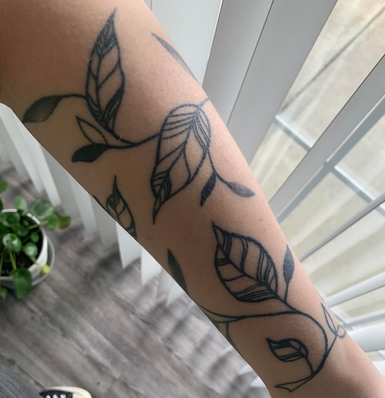 tatuajes de hojas diseño con rayas