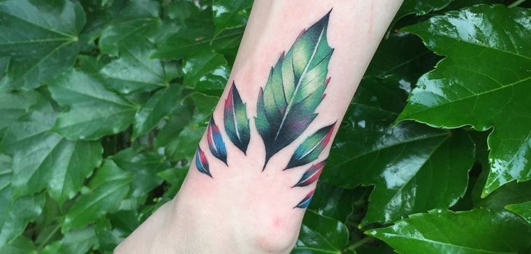 tatuajes de hojas en brazo