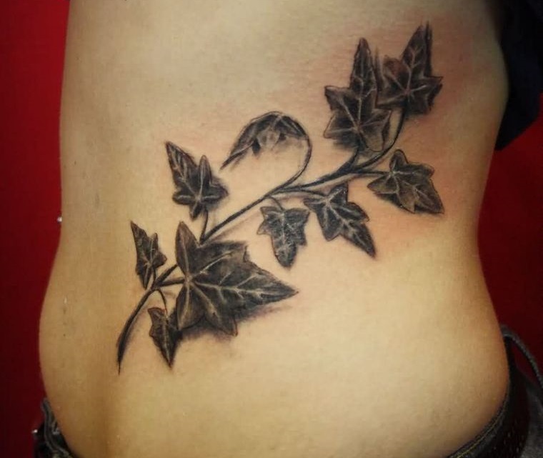 tatuajes de hojas en costado