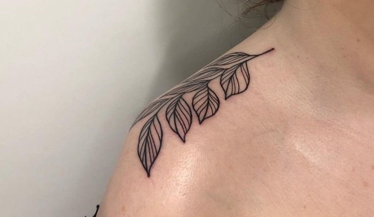 tatuajes de hojas en hombro