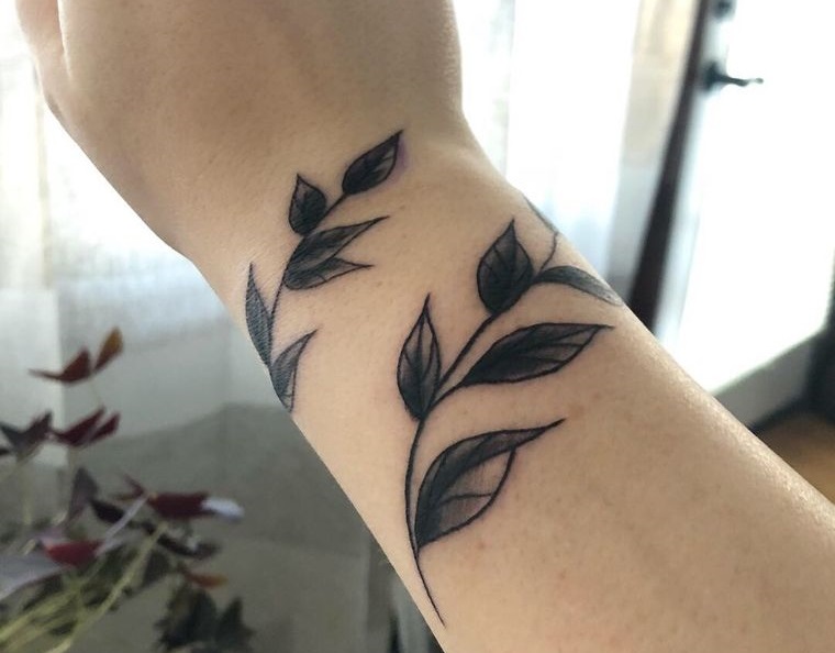 tatuajes de hojas en negro