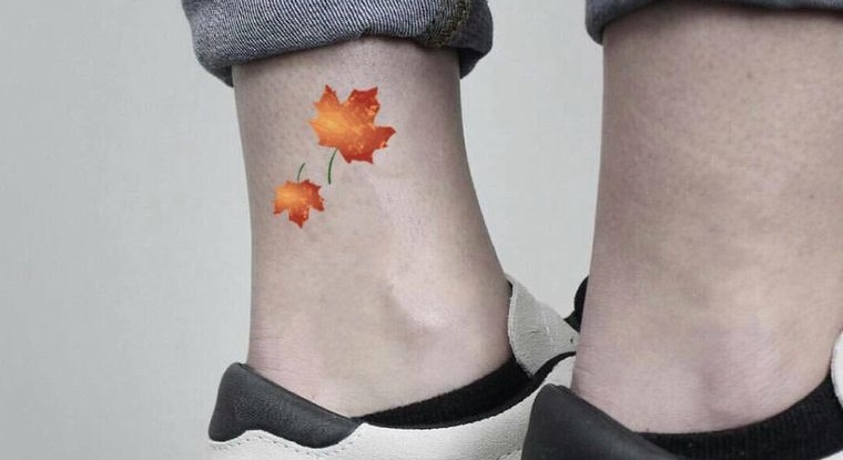 tatuajes de hojas en tobillo