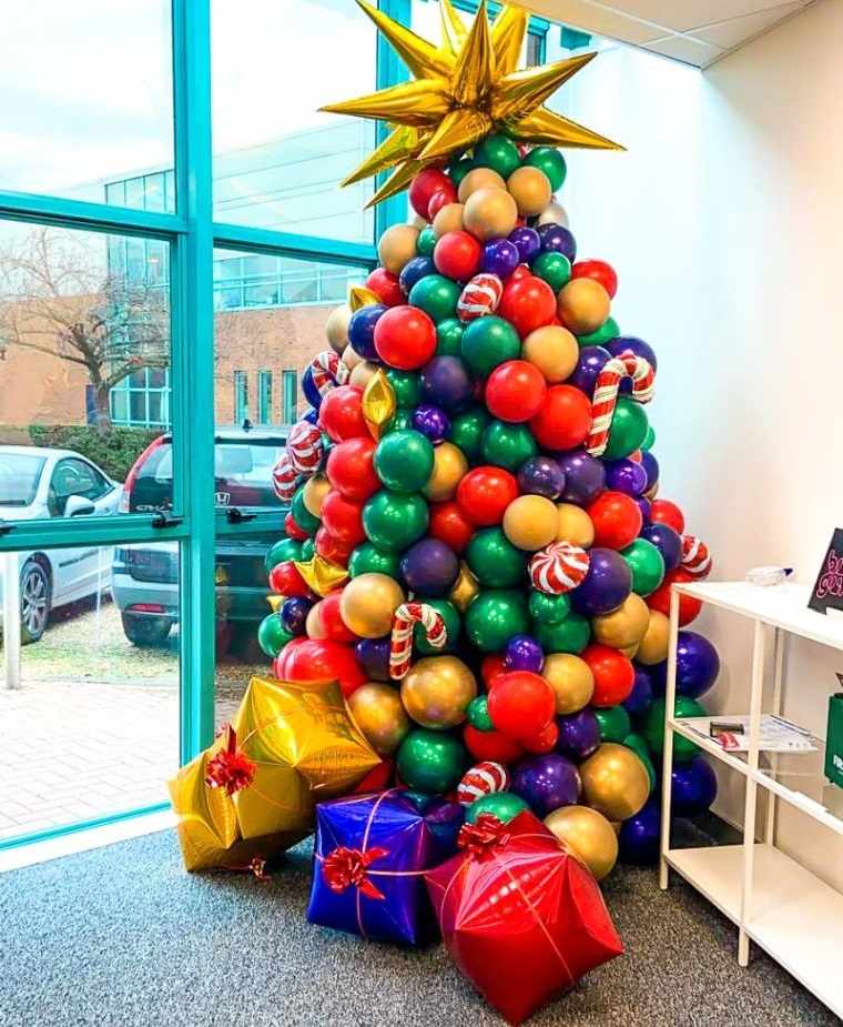 arbol de navidad hecho con globos