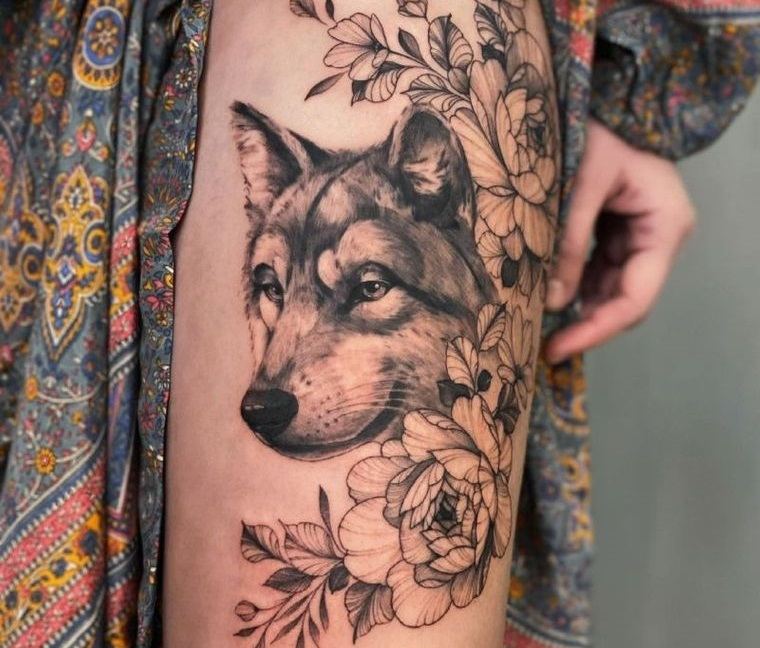 diseño femenino de lobo con flores