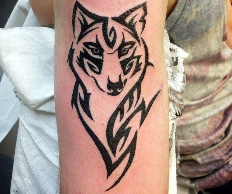 diseños de tatuajes de lobo tribal