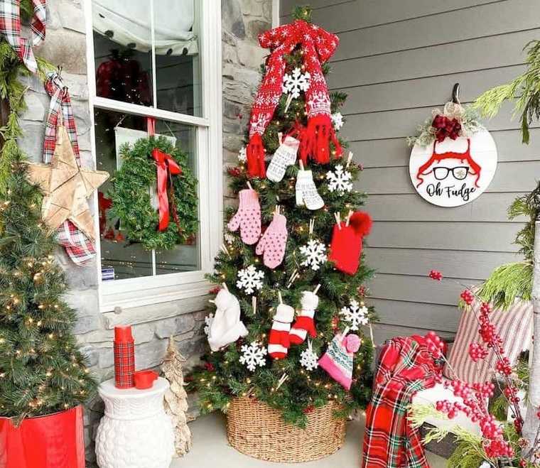 llamativa decoracion de arbol navideño exterior