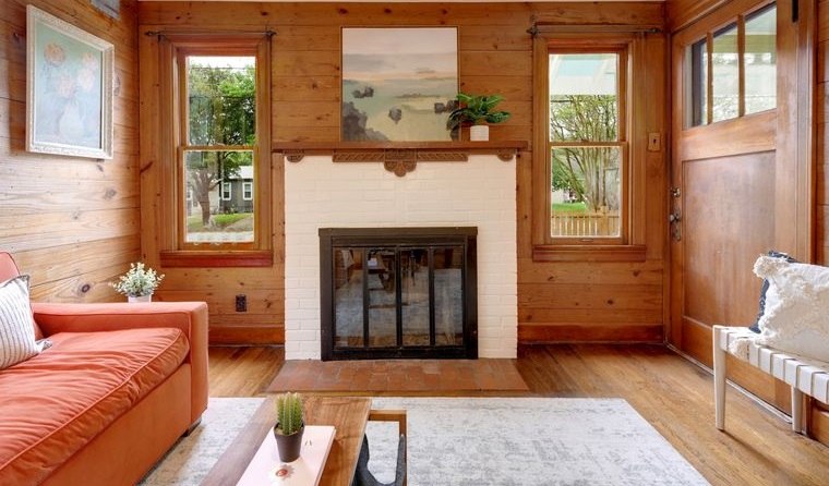 sala de estar con paredes de madera