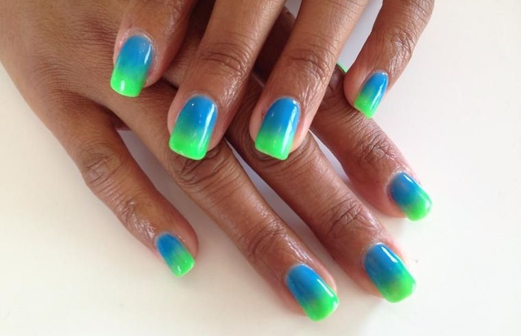 diseño de uñas azule con verde