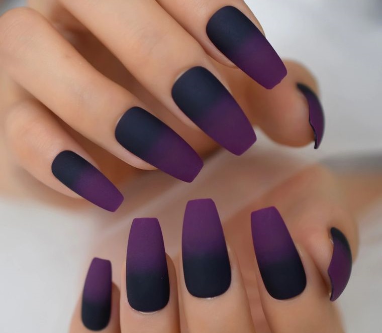 diseño de uñas dos colores morado negro