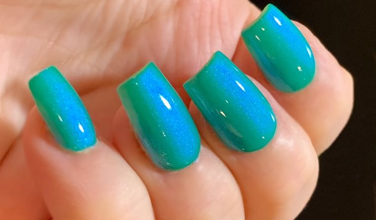 diseño de uñas mezclando verde azul