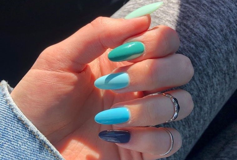 diseños de uñas azul verde
